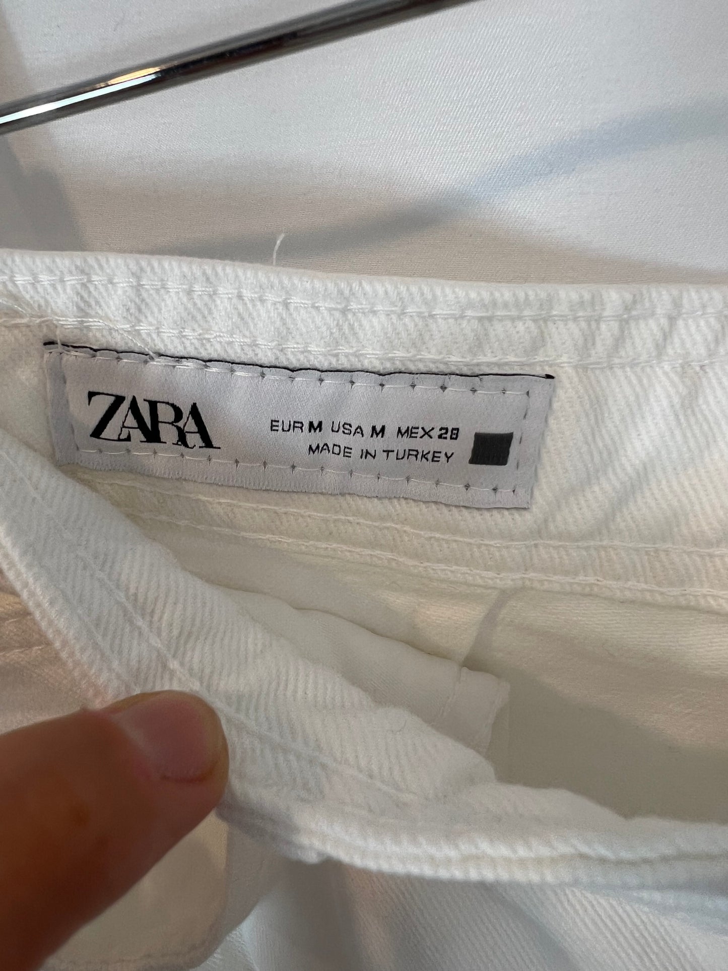 ZARA. Falda blanca denim midi. T M