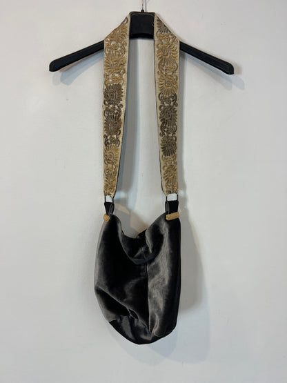 OTRAS. Bolso terciopelo gris