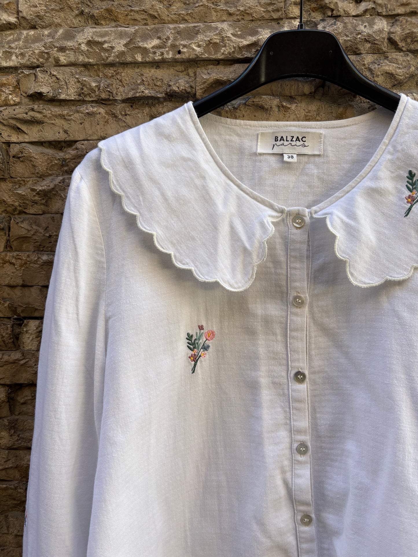 BALZAC. Blusa blanca bordados