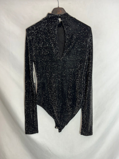 FOREVER 21. Body textura hilos plateados. T M