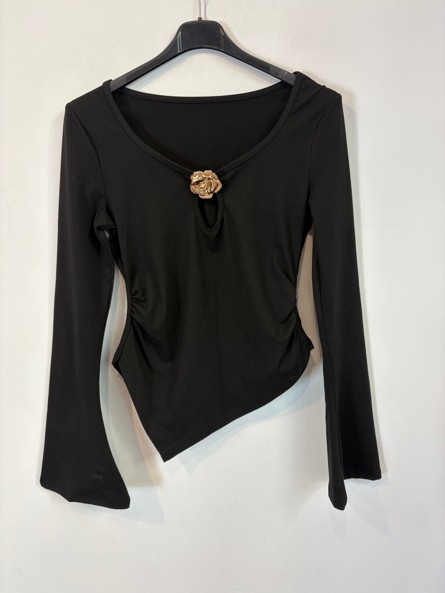 OTRAS. Top negro elástico detalle broche. T S