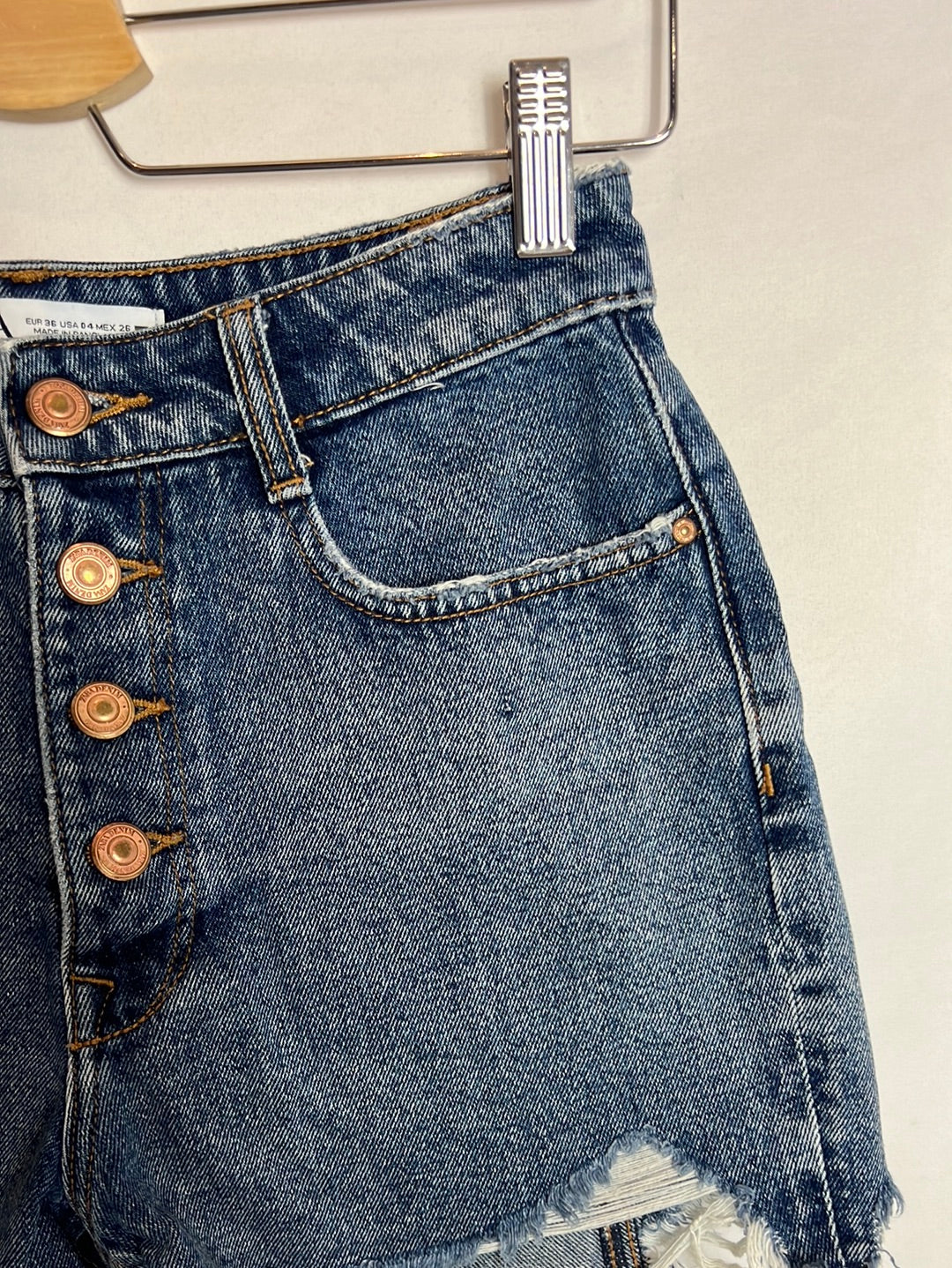 ZARA. Short denim abotonado.  T 36