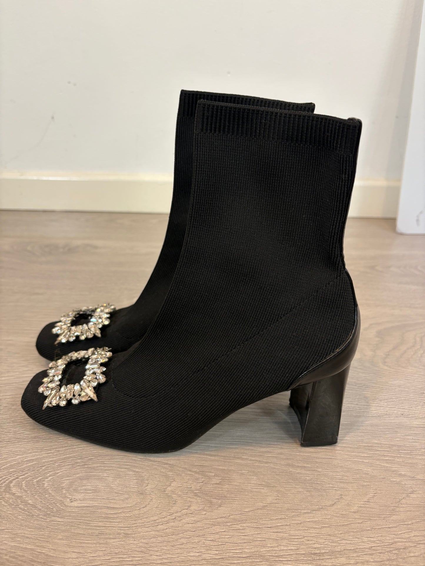 CORINA. Botin negro broche. T 38