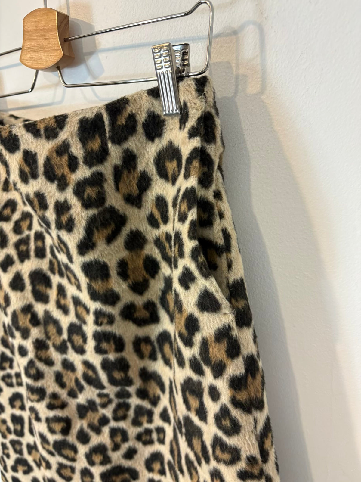 H&M. Falda mdi textura animal print