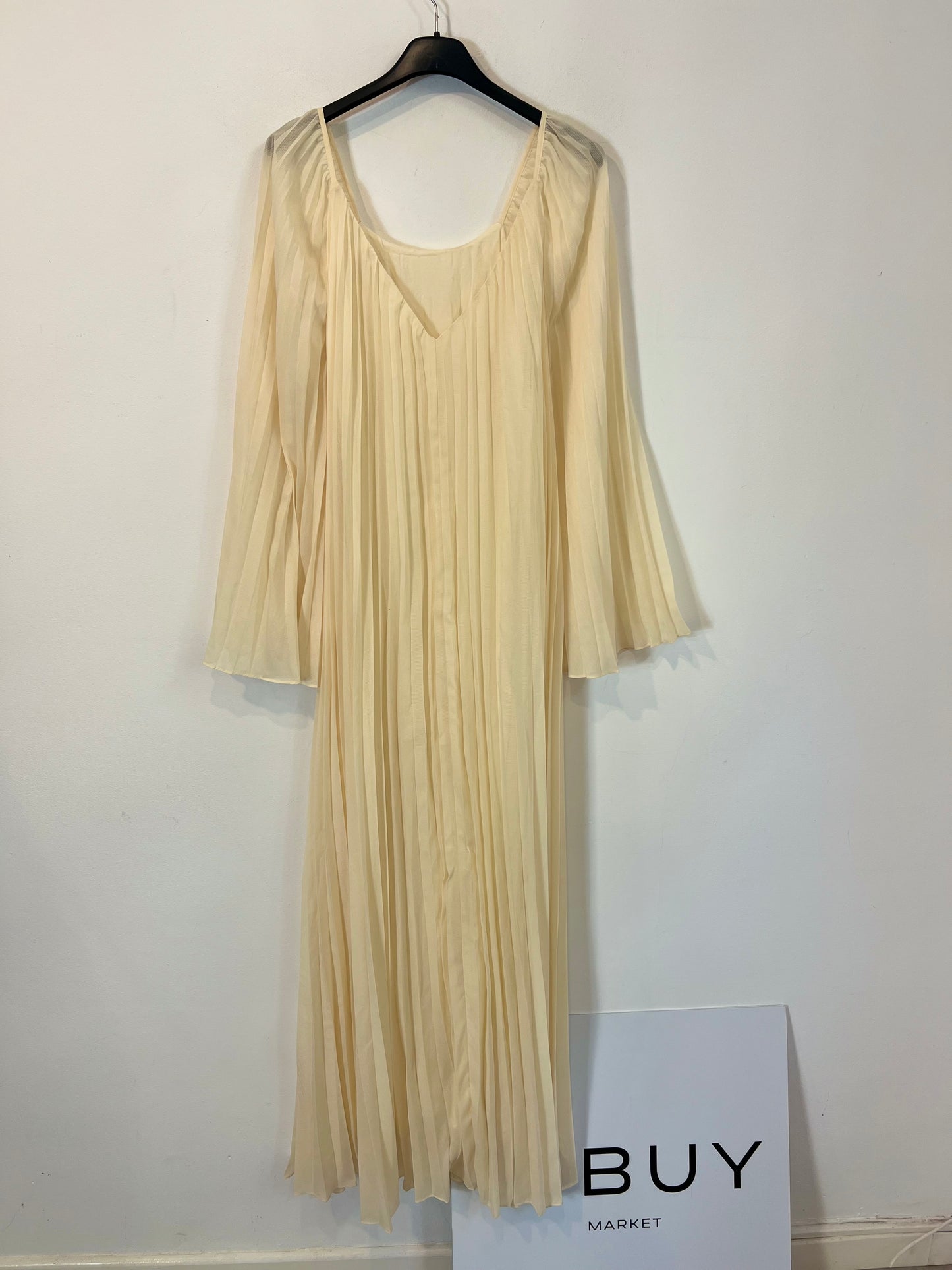 SÉZANE. Vestido plisado beige. T 34