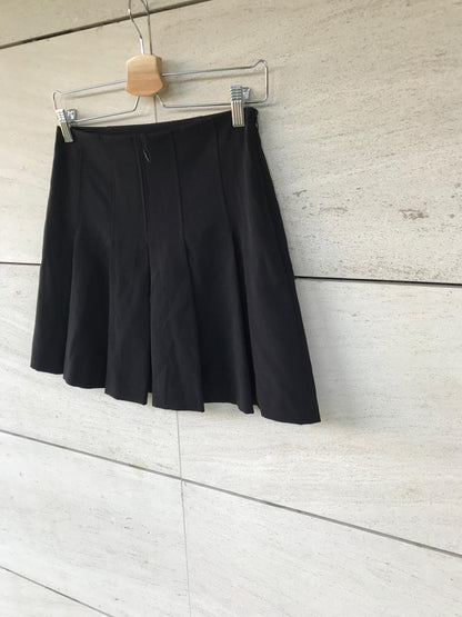 ZARA. Falda negra tablas