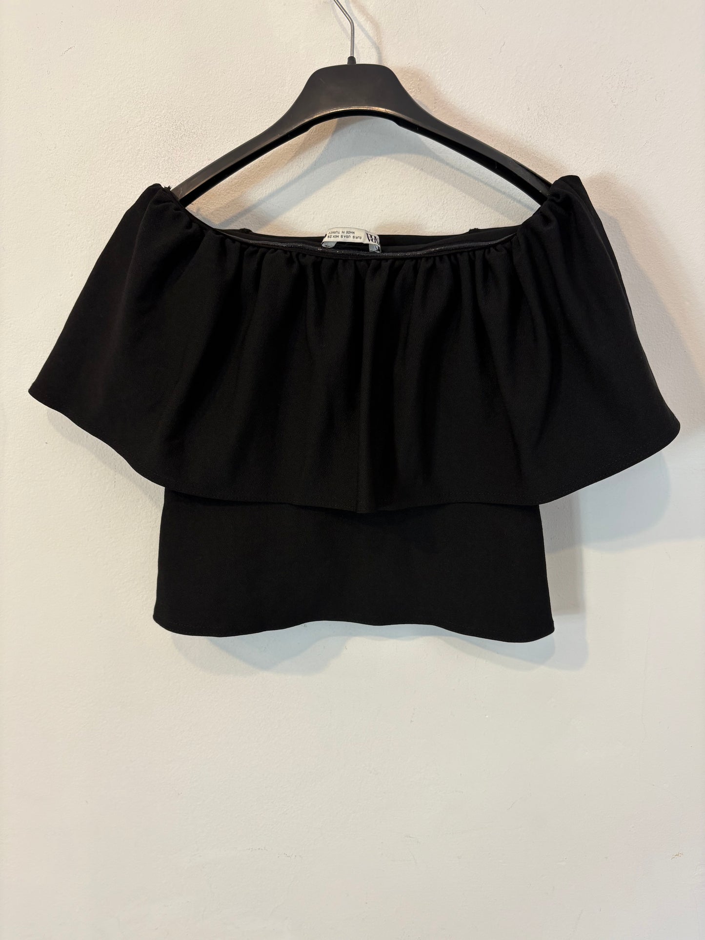 ZARA. Top negro volante