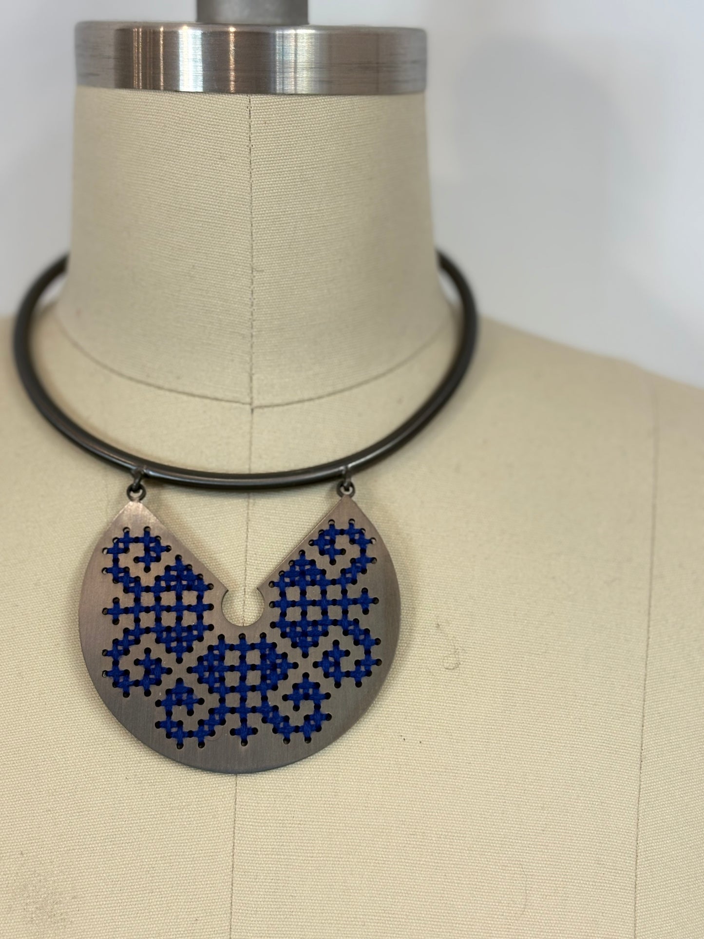 OTRAS. Gargantilla rígida bordado