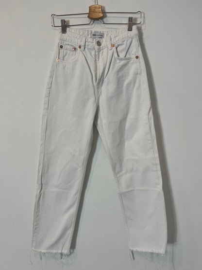 ZARA. Denim blanco abotonado. T 34