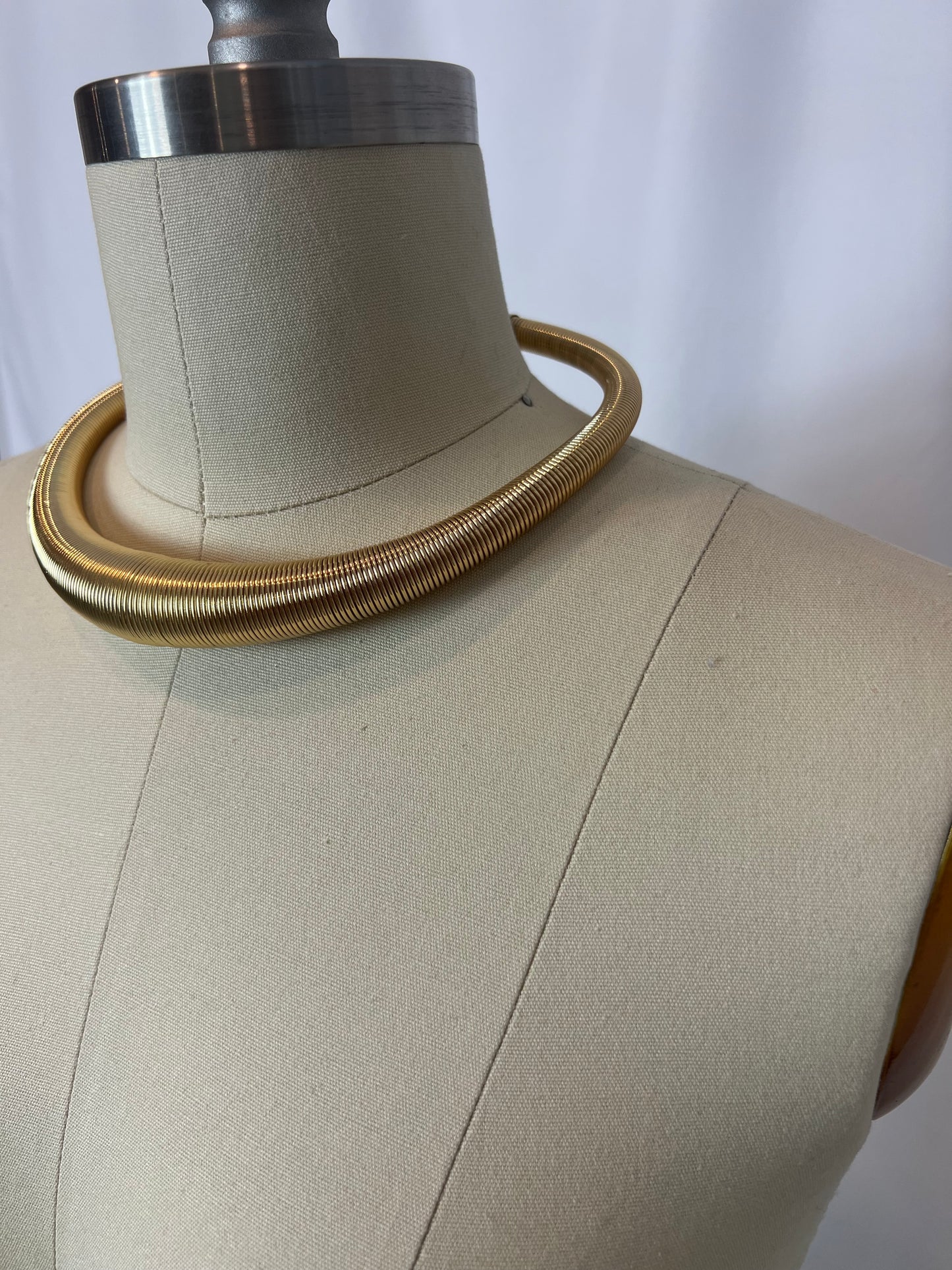 OTRAS. Gargantilla rígida dorada