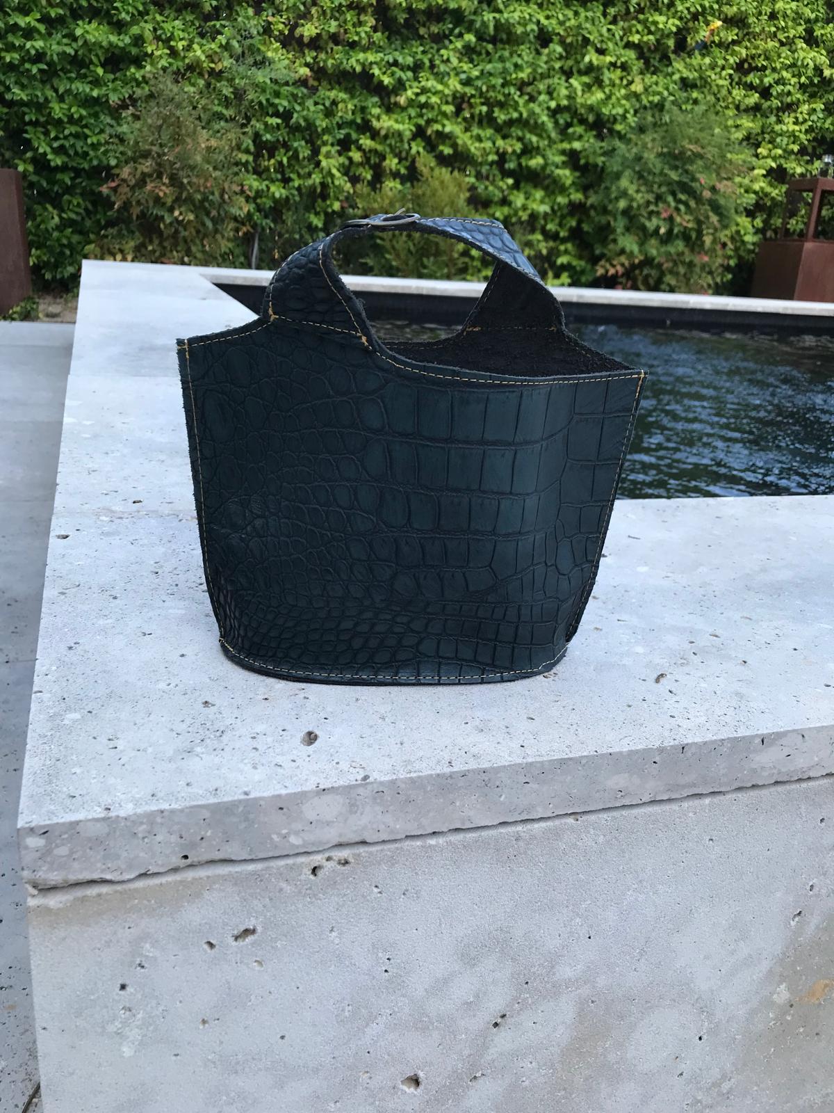 Bolso de mano piel azul troquelado