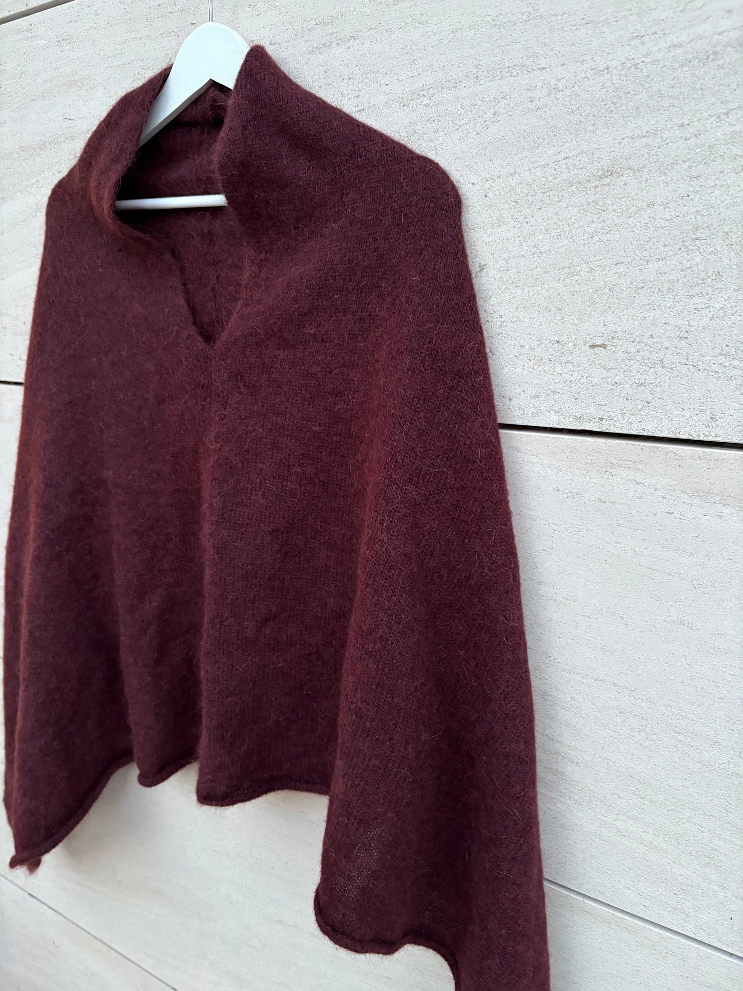 BIMANI. Poncho mohair granate