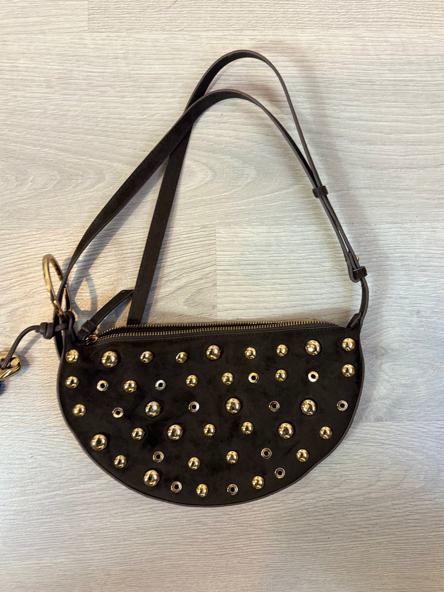 ZARA. Bolso tachas media luna