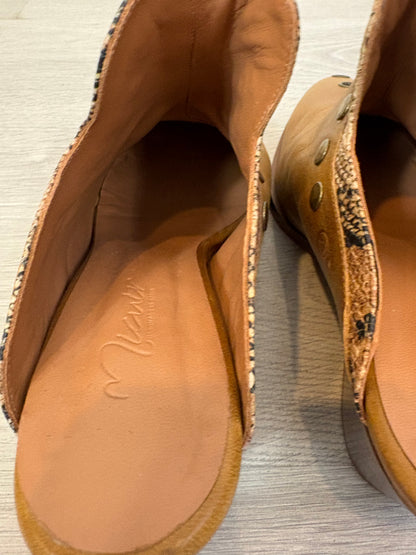 MICUIR. Zueco piel camel