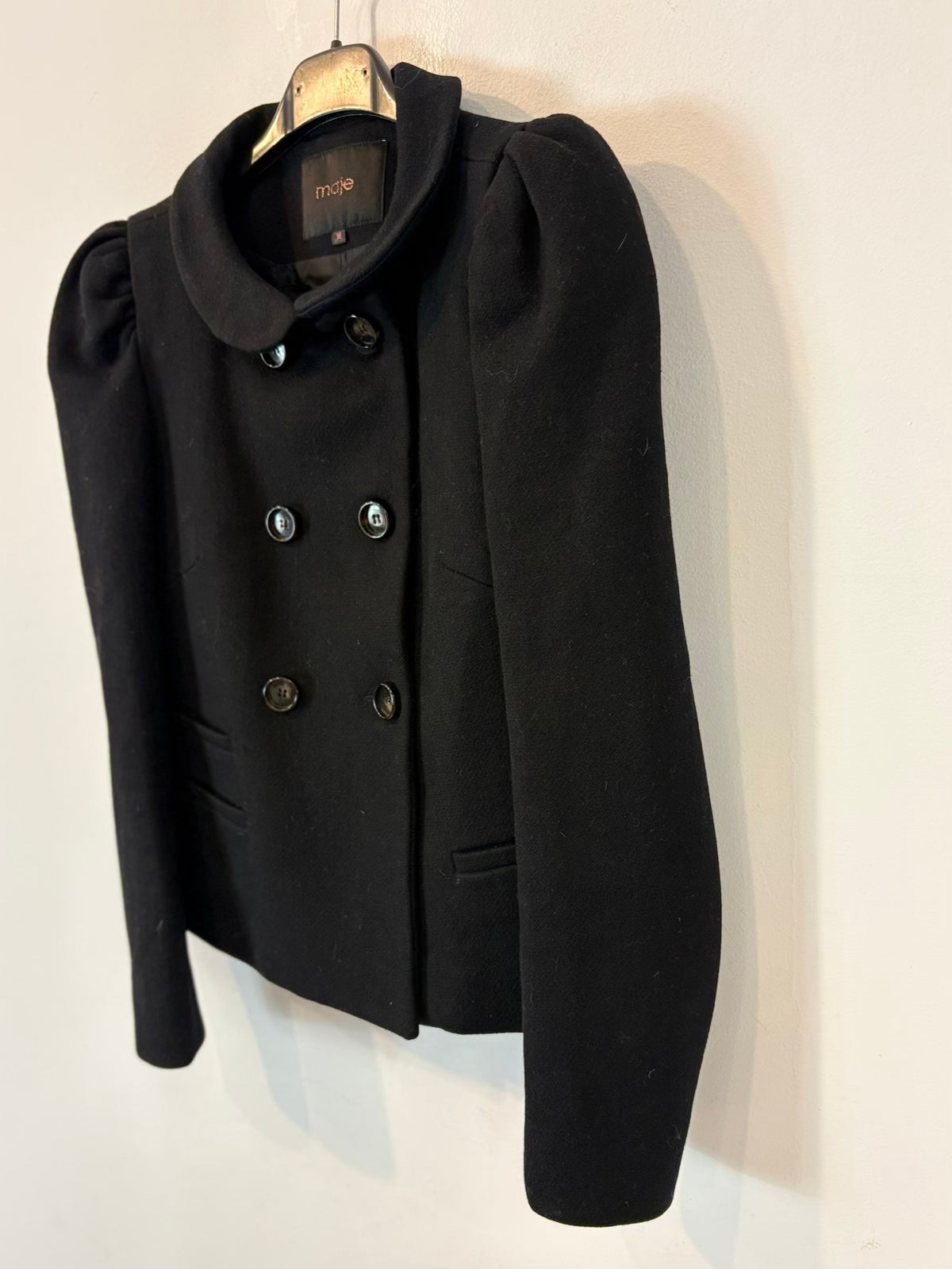 MAJE. Chaqueta lana en negro detalle hombros