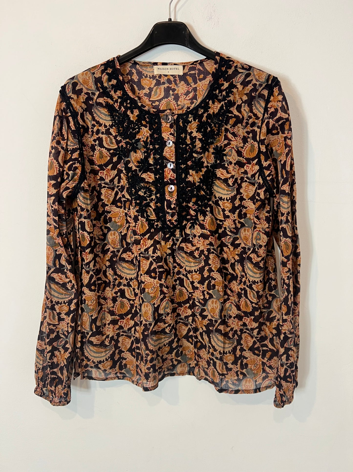 MAISON HOTEL. Floral cotton blouse Ts