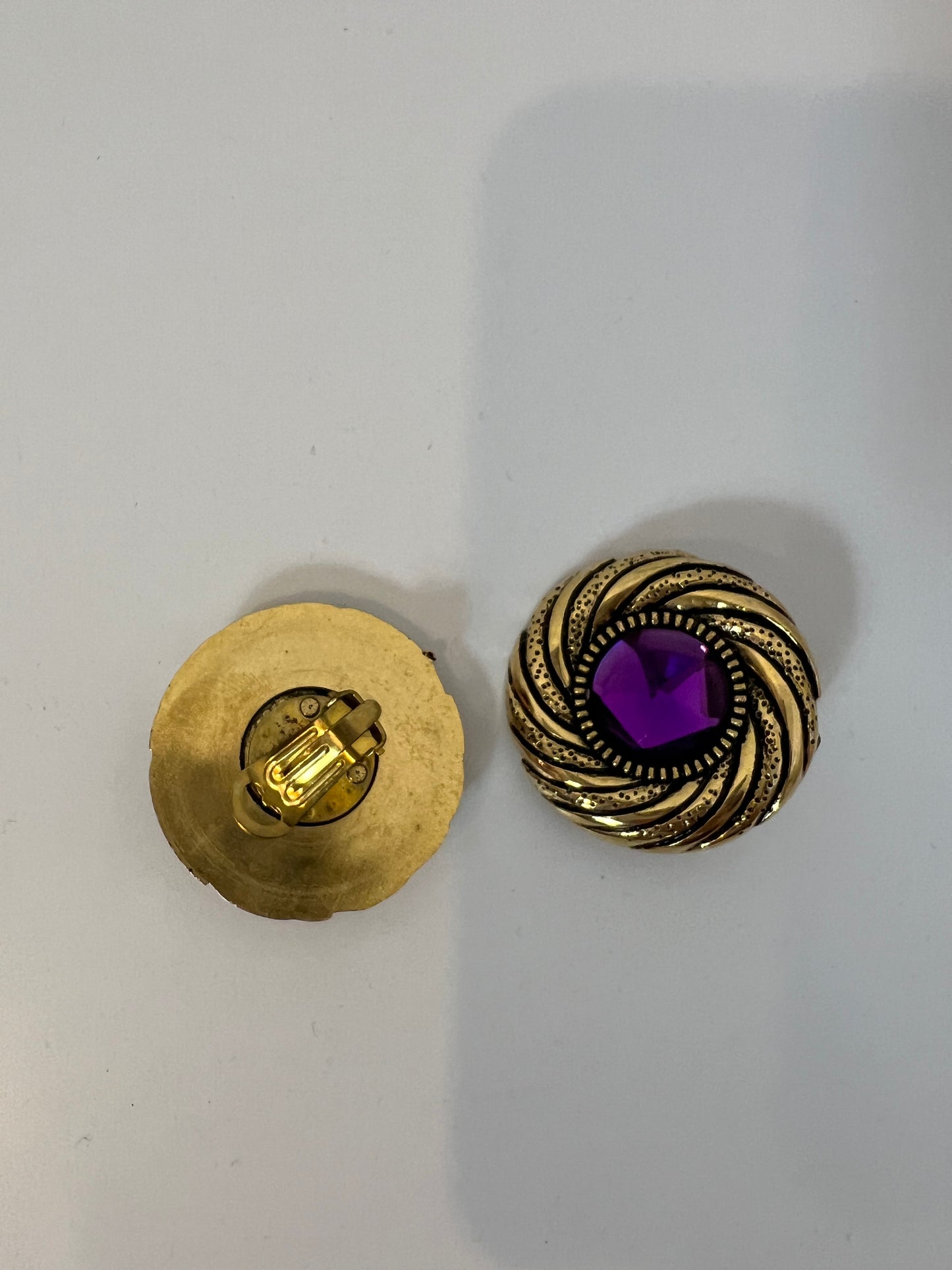 OTHERS. Gold circular earring