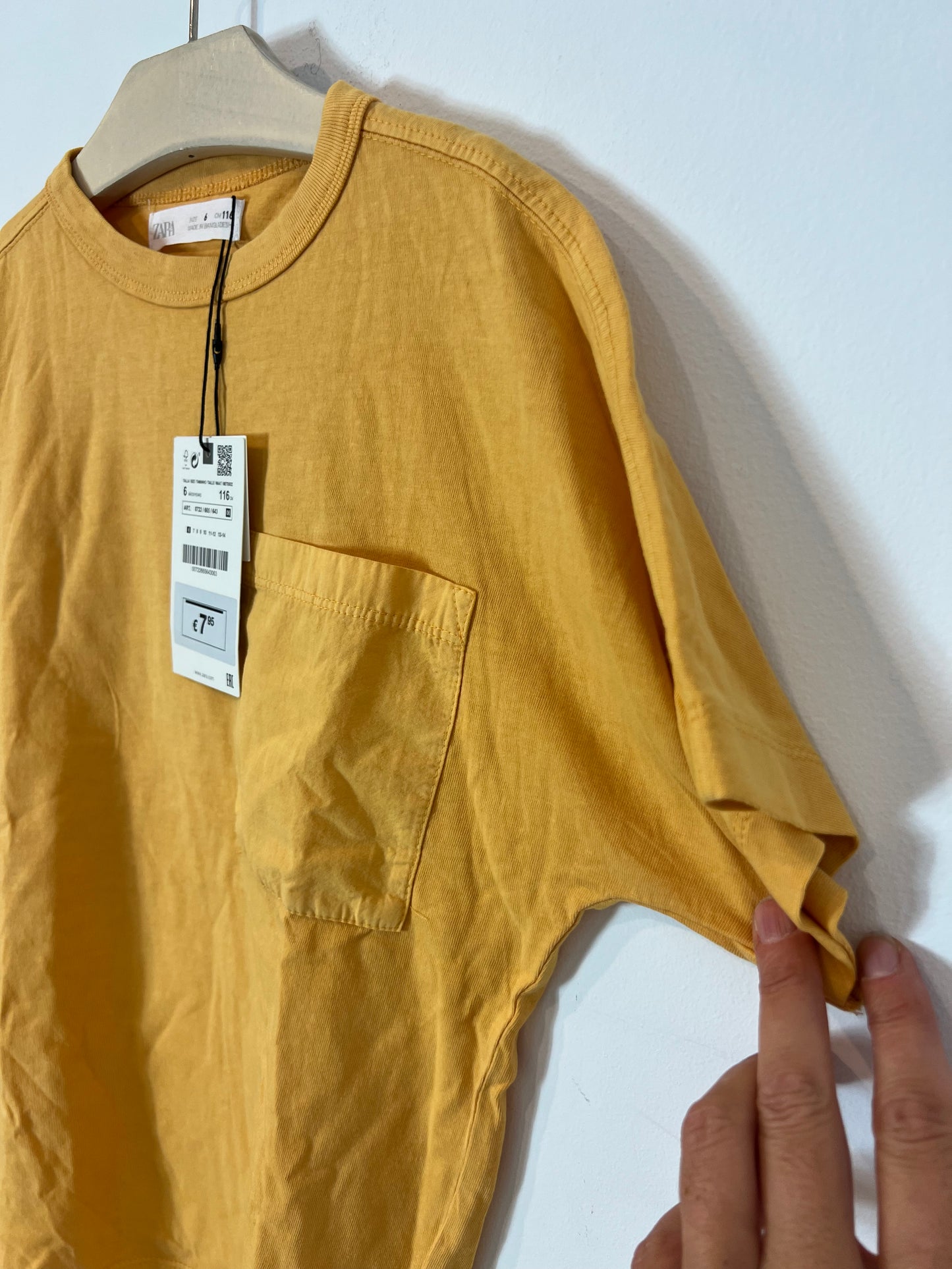ZARA. Camiseta amarilla bolsillo. T 6 años