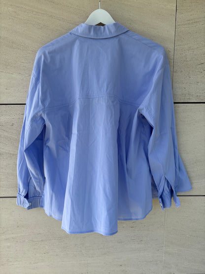 LION OF PORCHES. Camisa azul claro