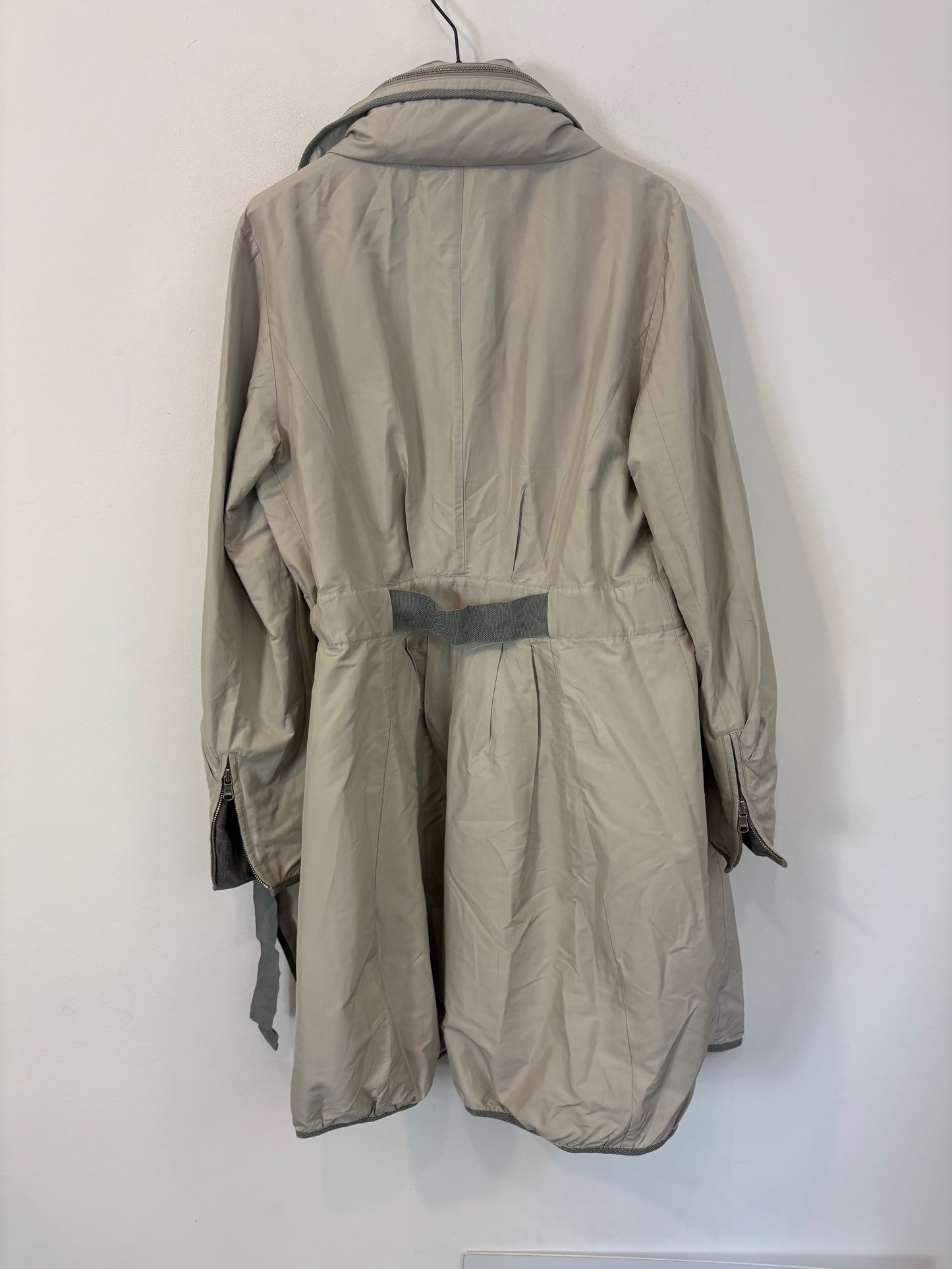 BRUNELLO CUCINELLI. Gabardina beige capucha .
