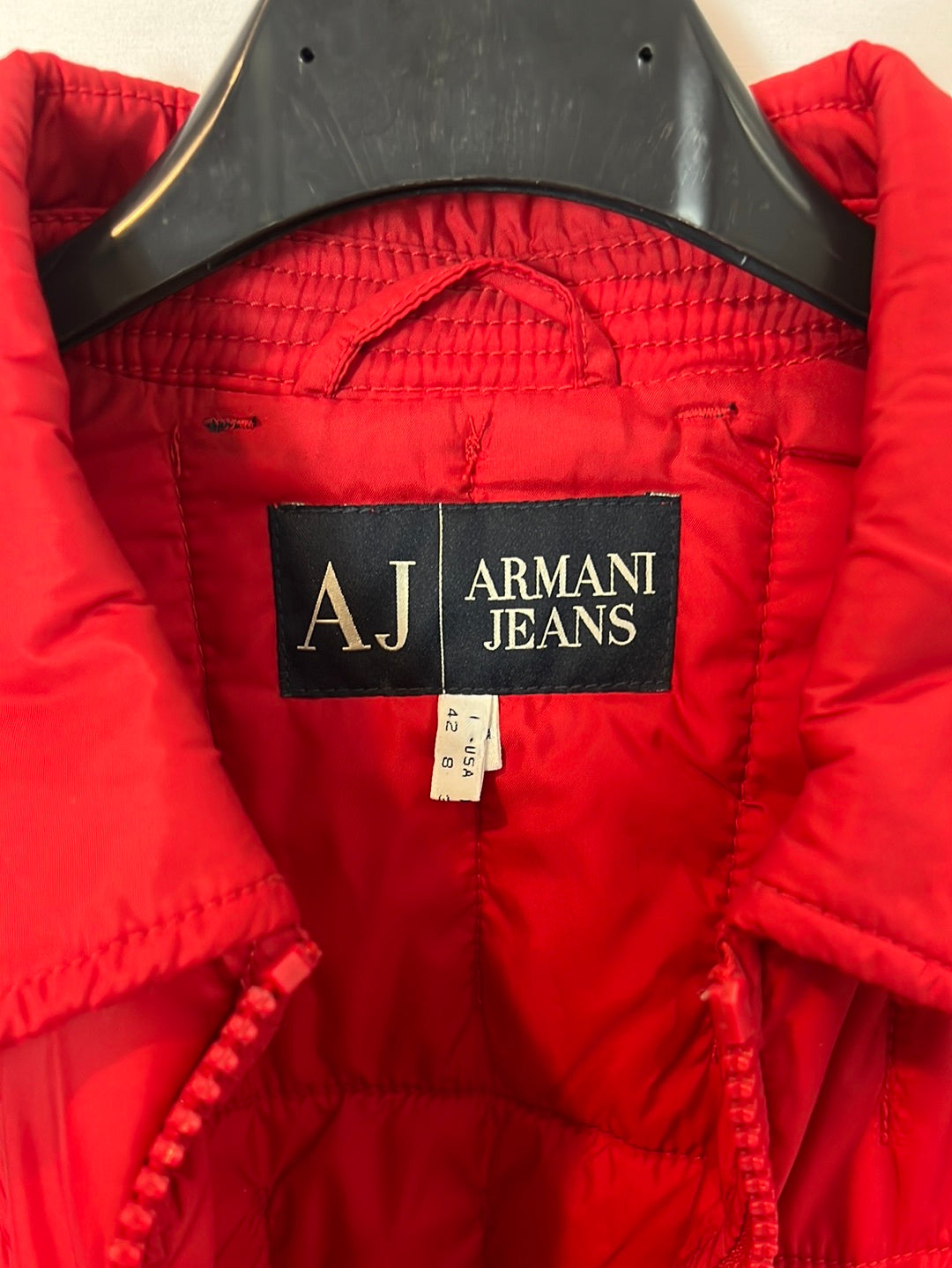 ARMANI JEANS. Chaqueta roja acolchada. T S