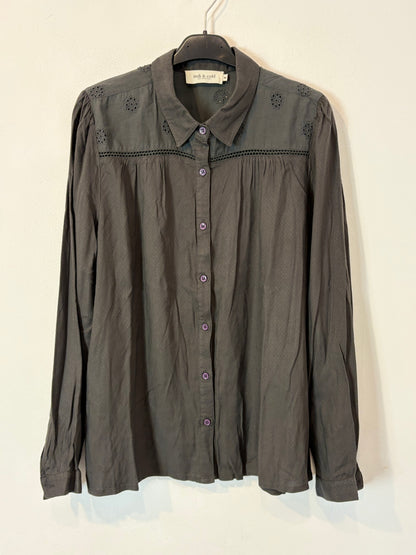 INDI & COLD. Blusa gris borados