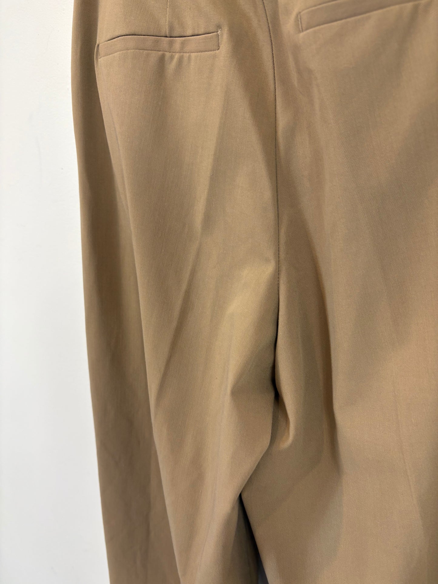 ZARA. Pantalón pinzas camel