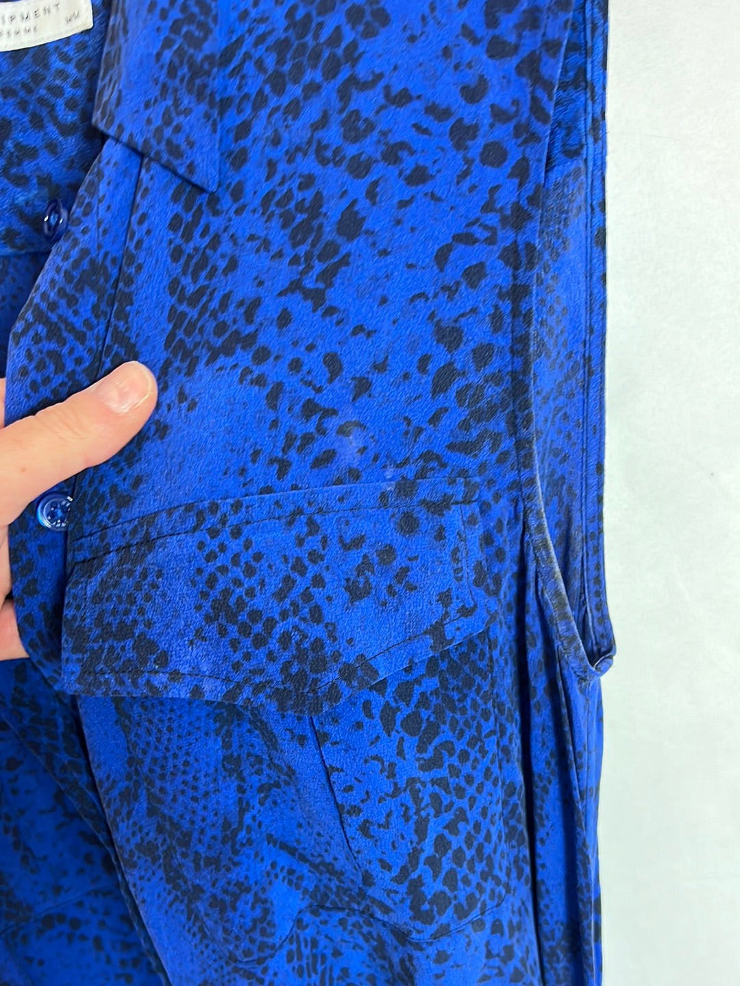 EQUIPMENT. Vestido largo seda azul print. T M