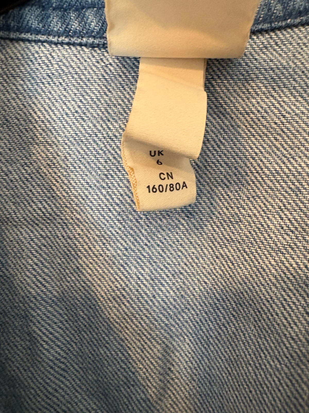 H&M. Sobrecamisa denim abotonada