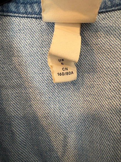 H&M. Sobrecamisa denim abotonada