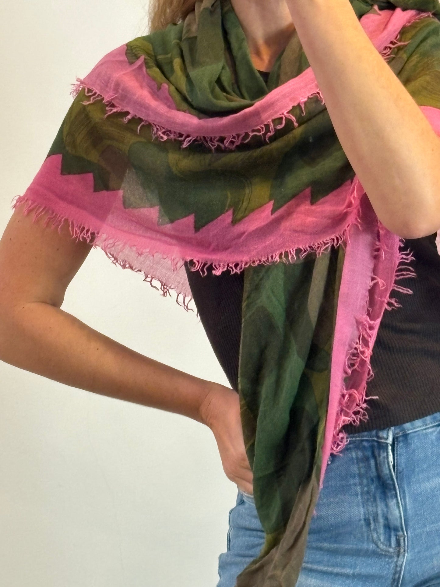 ZADIG & VOLTAIRE. Pañuelo fluido verde y rosa