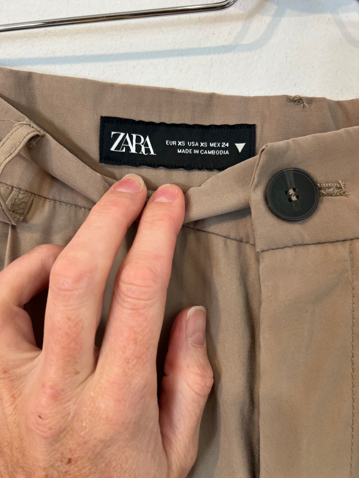 ZARA. Flowing beige pleated trousers S.xs