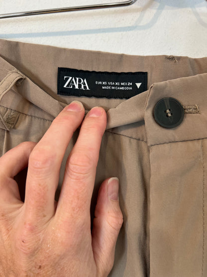 ZARA. Flowing beige pleated trousers S.xs