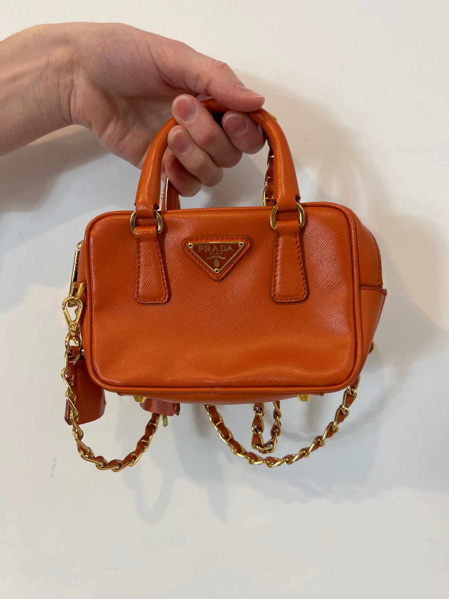 PRADA. Bolso mini Galleria naranja
