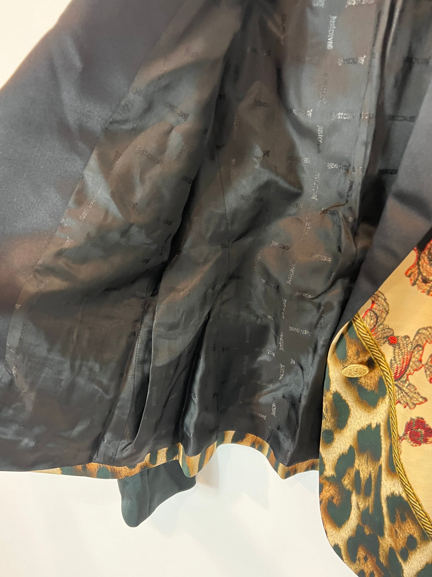 JUSTCAVALLI. Blazer tonos beige estampada T.L