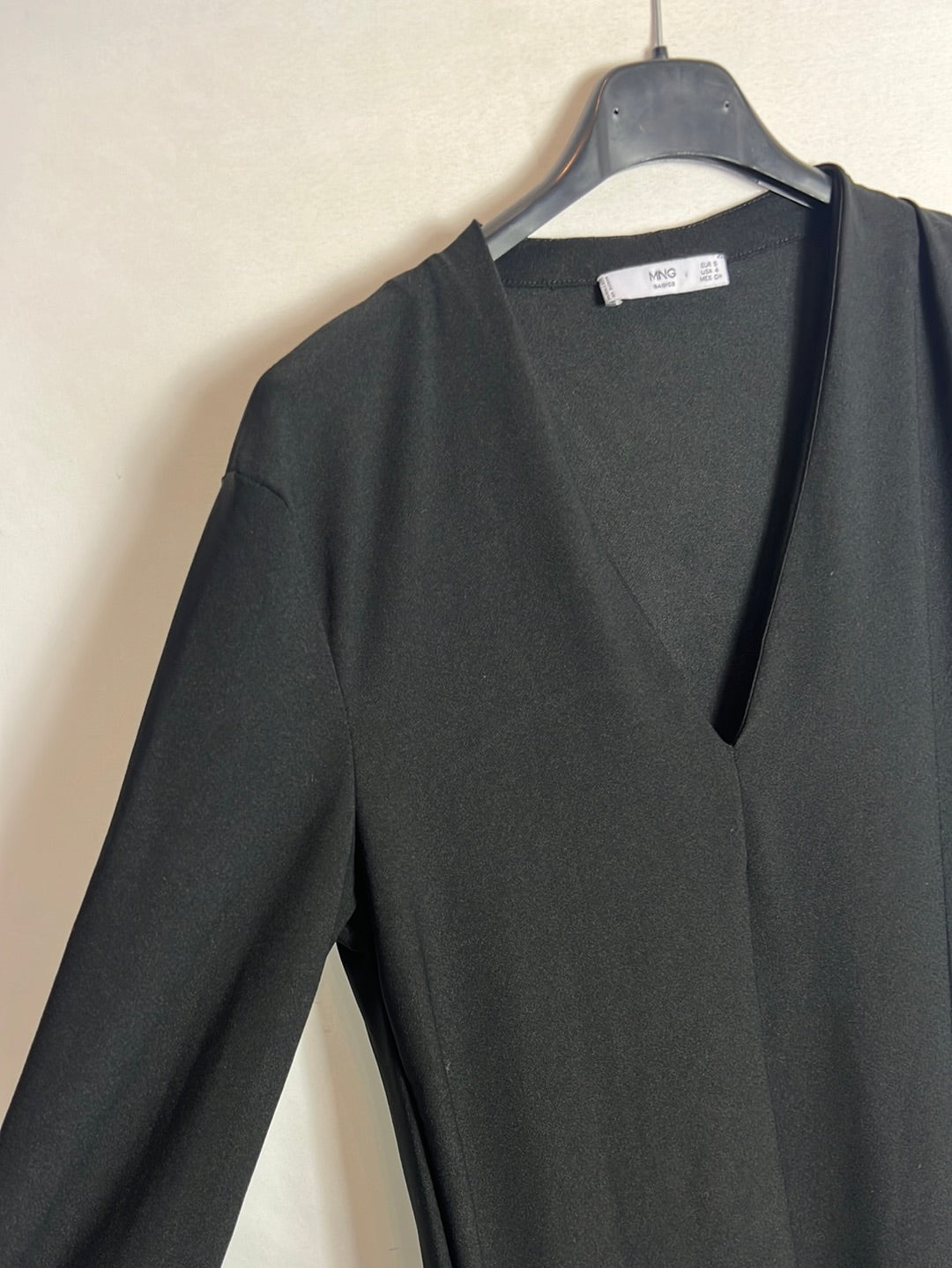 MANGO. Vestido corto negro elastico. T S