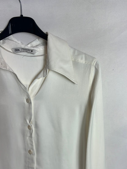 ZARA. Blusa blanco roto fluida. T M