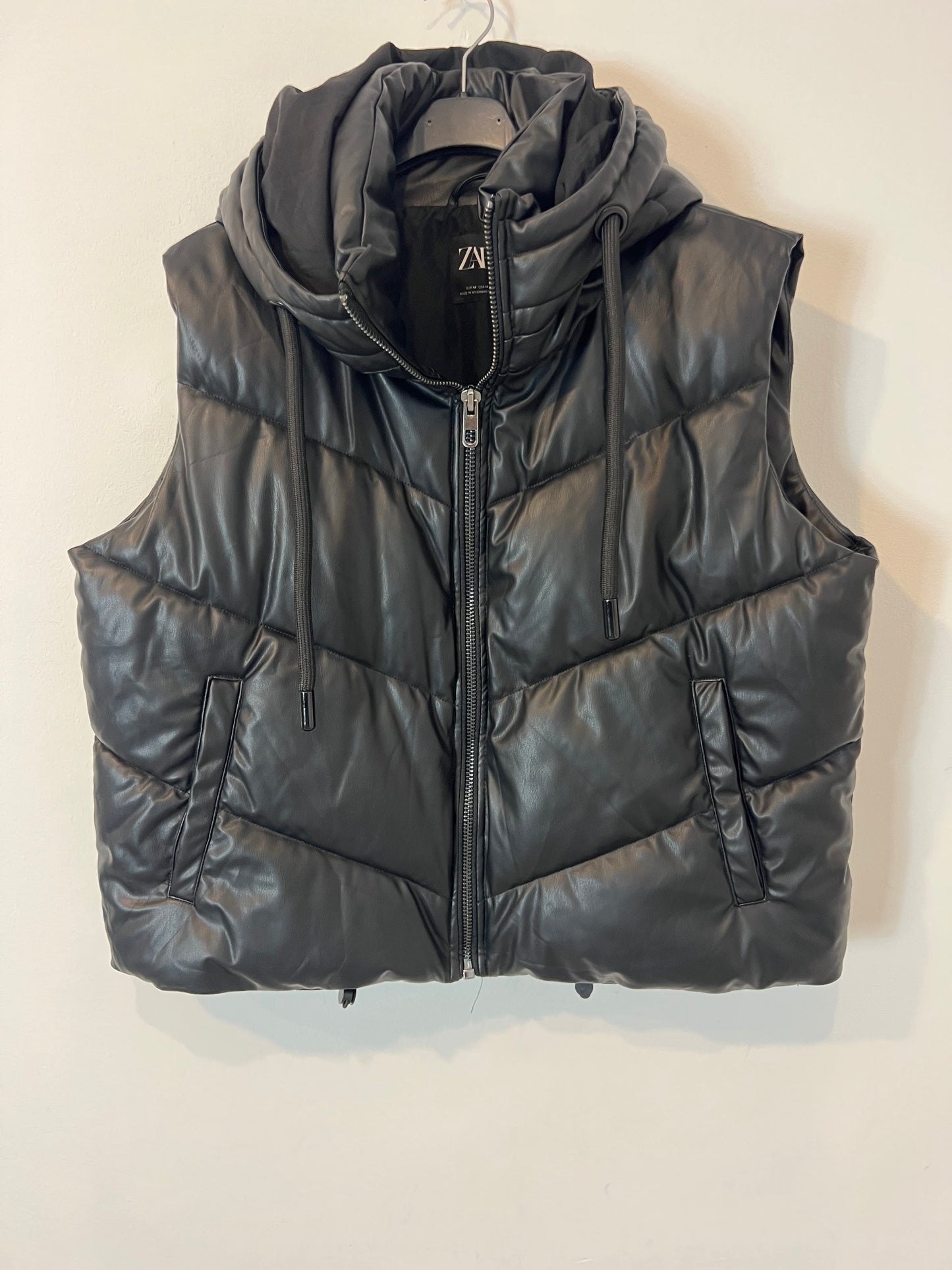 ZARA. plumas negro  efecto piel  T.m