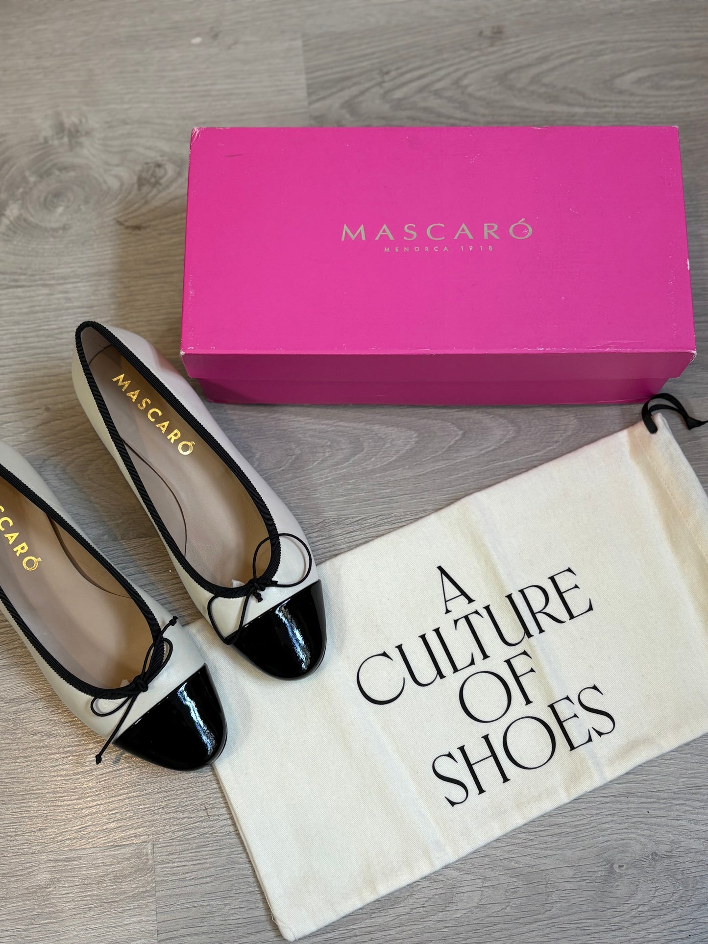 MASCARÓ. Bailarina tacón medio bicolor