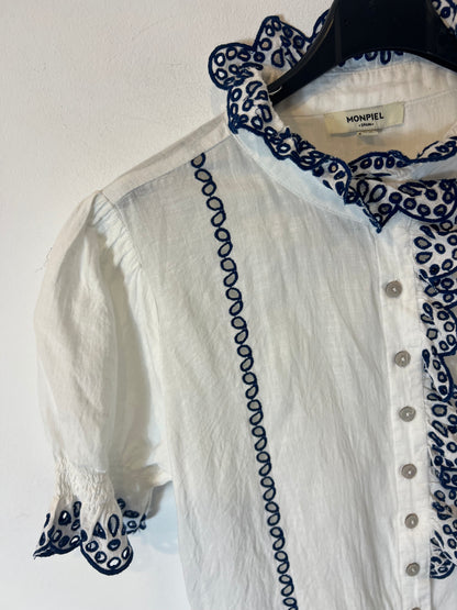 MONPIEL. Blusa blanca bordados azules. T S/M