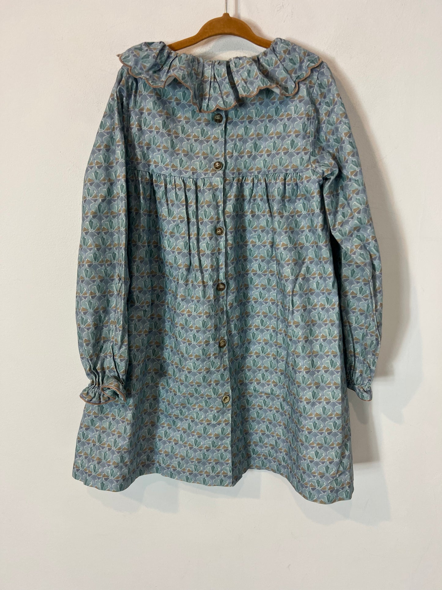 DOÑA CARMEN. Vestido estampado fondo azul claro. T 8 años