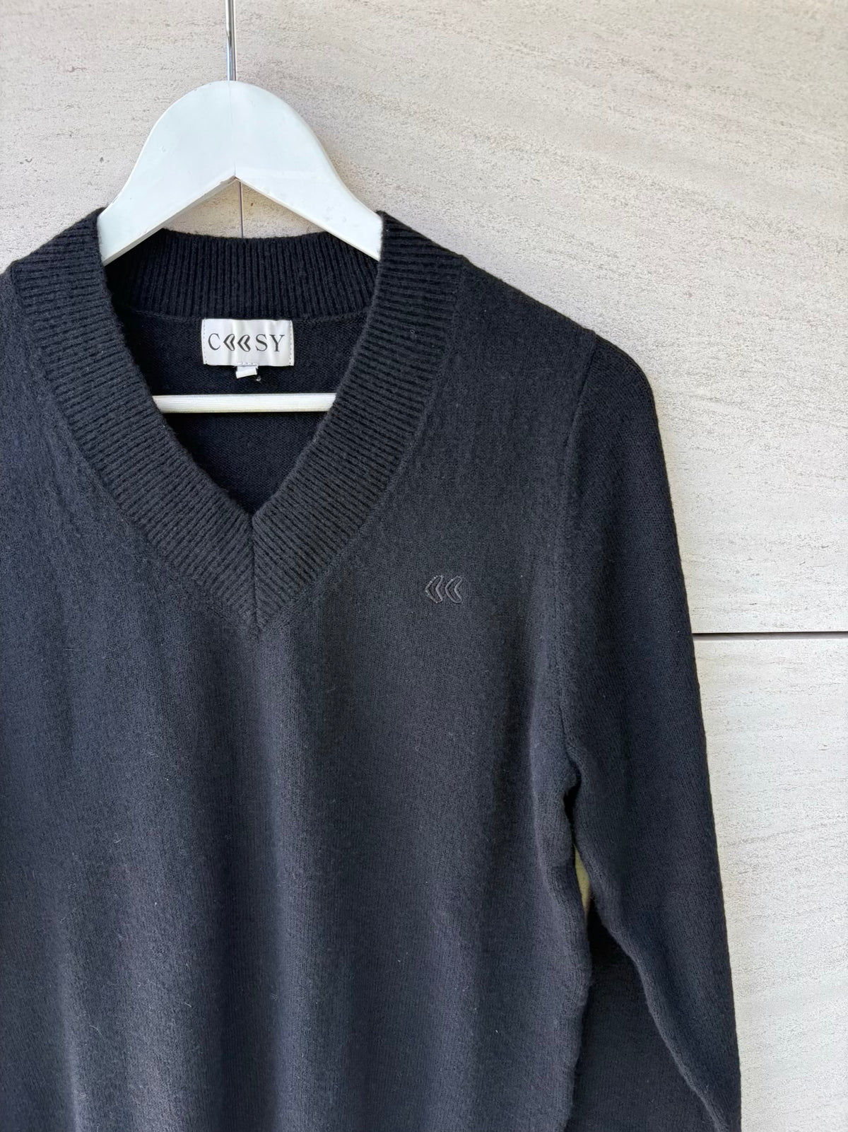 COOSY. Jersey negro cuello pico