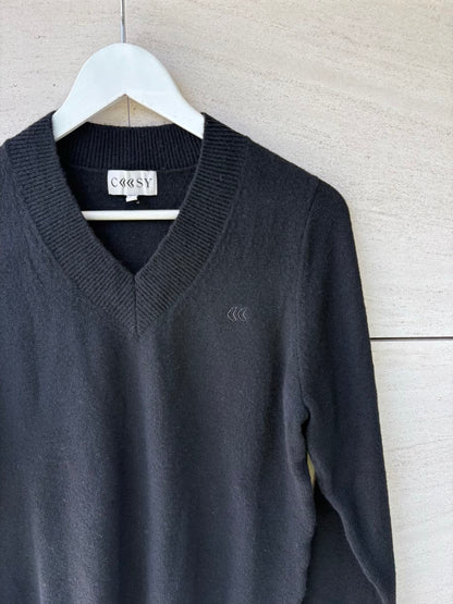 COOSY. Jersey negro cuello pico