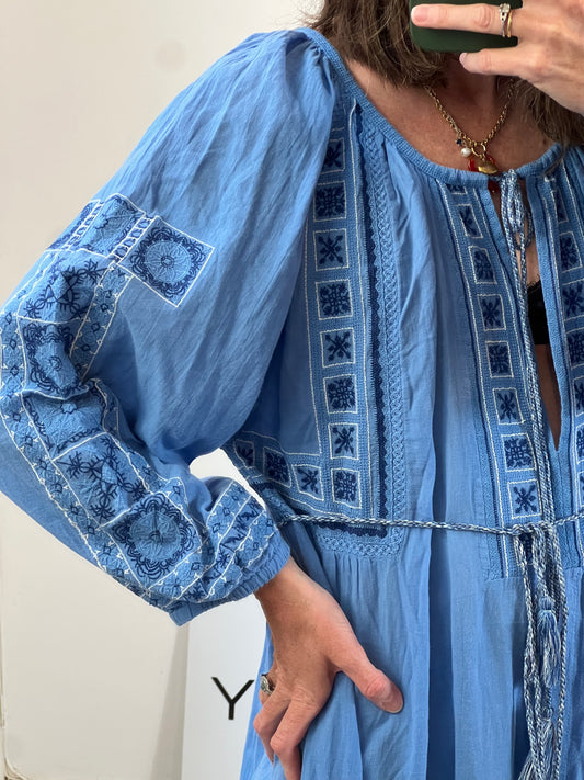 OYSHO. Vestido azul bordado  T.s/m