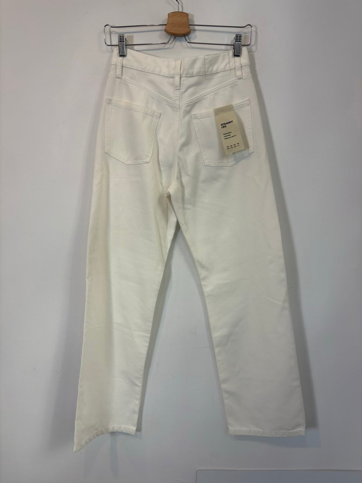 MASSIMO DUTTI. Denim recto blanco abotonado