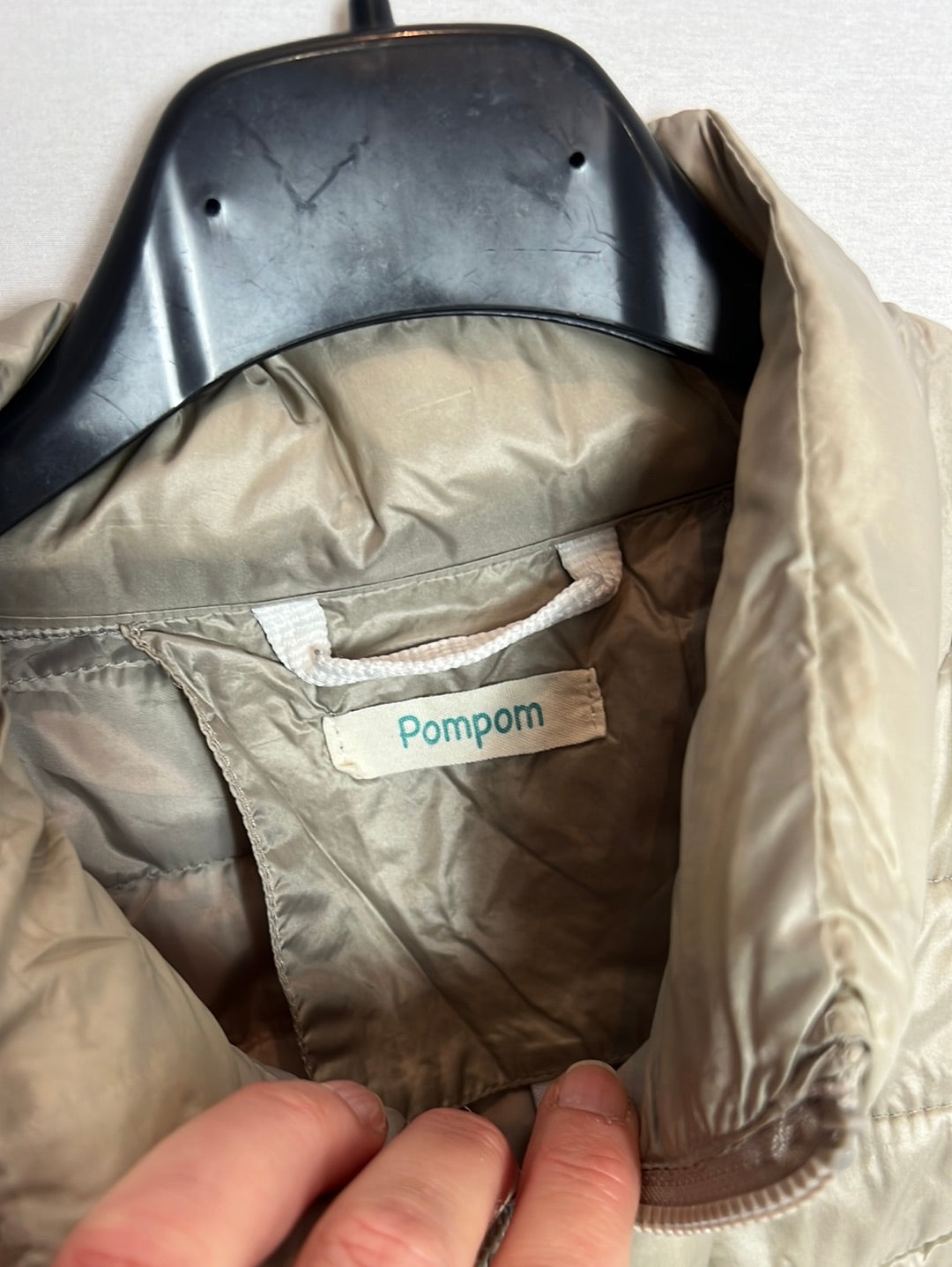 Pompom. Beige sleeveless feathers. TM