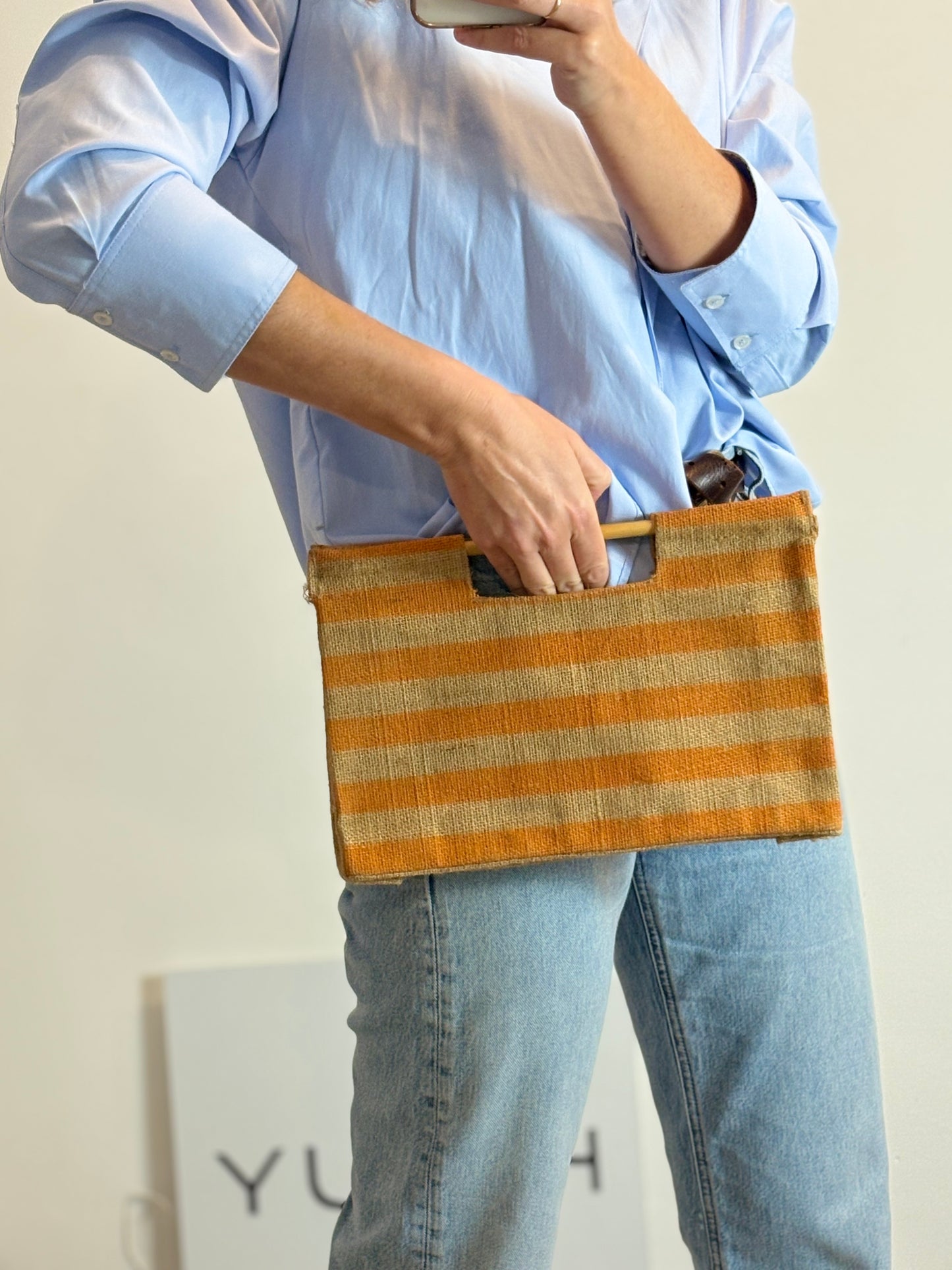 OTRAS. Bolso de mano rafia rayas