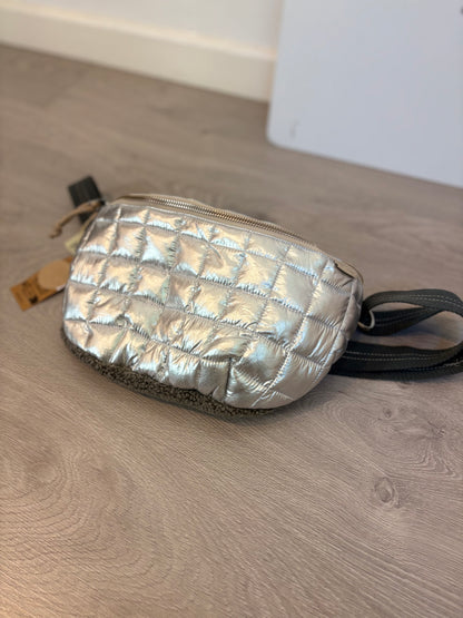 BELLEROSE. Riñonera plateada doble textura