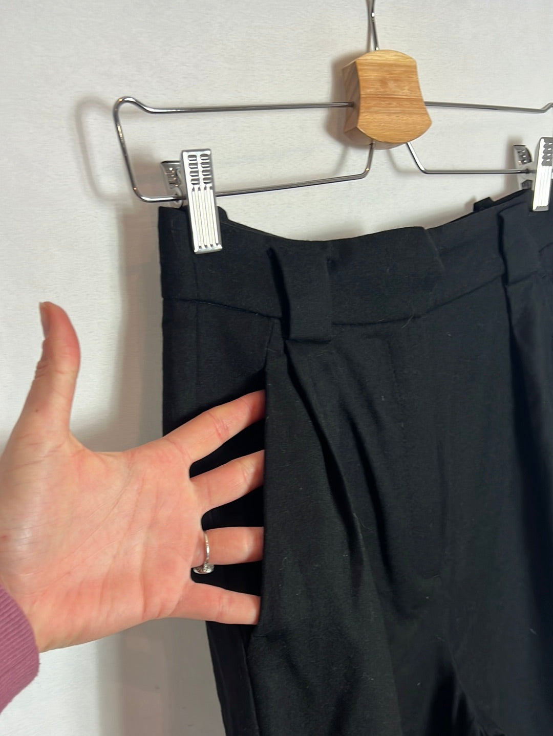 MASSIMO DUTTI. Pantalón negro pinzas textura. T 34