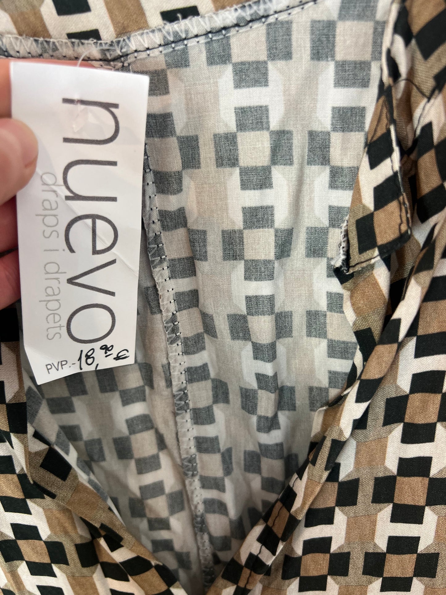 OTRAS. Blusa fluida estampado geométrico. T M/L